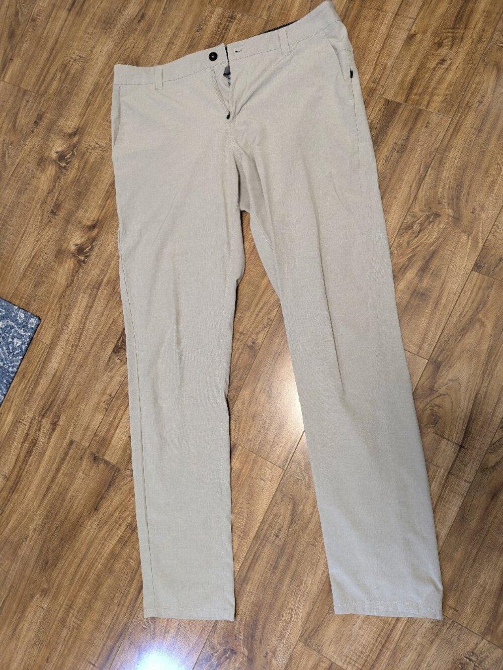 Vuori Men’s Aim Pant Size 32x32 - Khaki / Natural